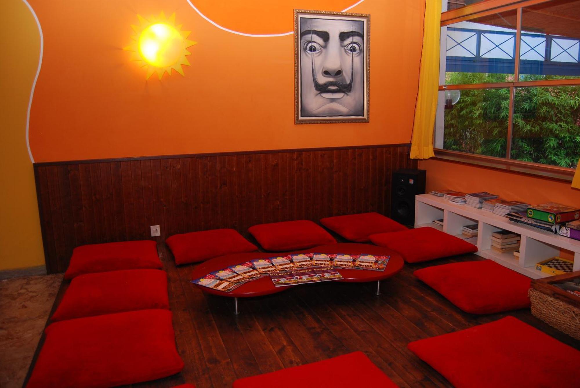 Sunflower Beach Backpacker Hostel & Bar Rimini Buitenkant foto