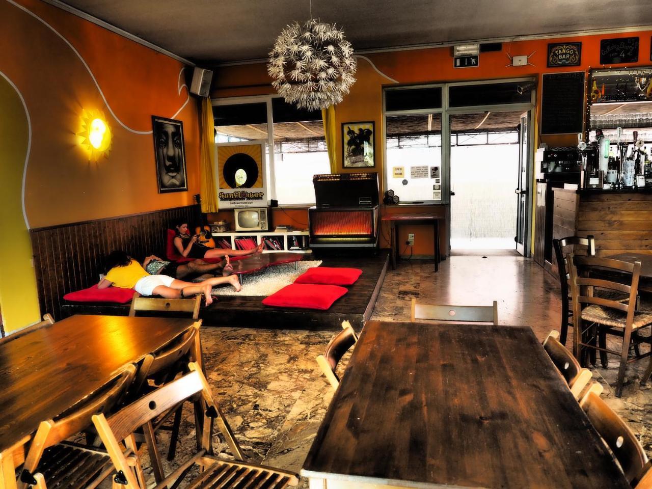 Sunflower Beach Backpacker Hostel & Bar Rimini Buitenkant foto